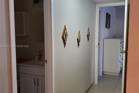 Condo in Hallandale Beach, Florida, 2 bedrooms  № 2068177 - photo 7