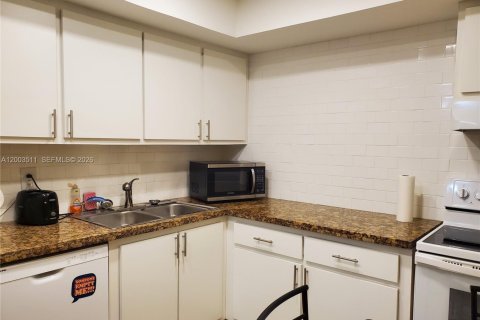 Condo in Hallandale Beach, Florida, 2 bedrooms  № 2068177 - photo 10