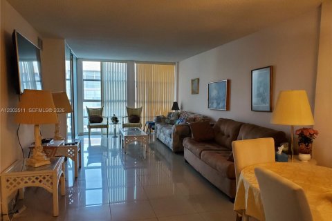 Condo in Hallandale Beach, Florida, 2 bedrooms  № 2068177