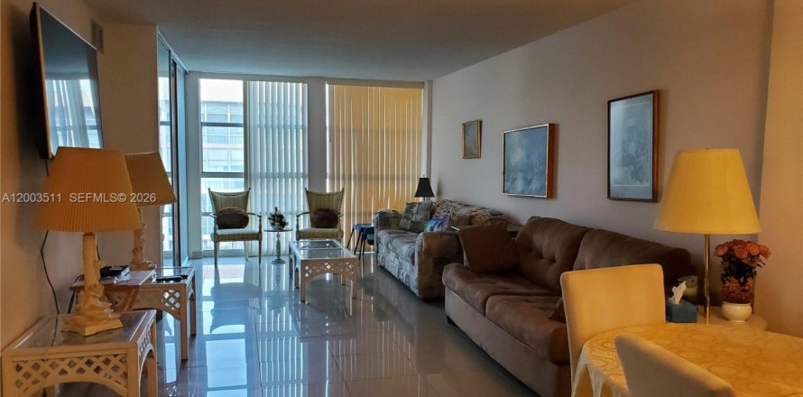 Condo in Hallandale Beach, Florida, 2 bedrooms  № 2068177