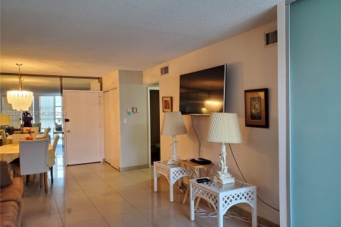 Condo in Hallandale Beach, Florida, 2 bedrooms  № 2068177 - photo 3