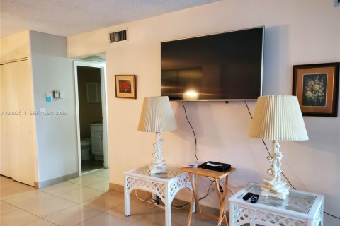 Condo in Hallandale Beach, Florida, 2 bedrooms  № 2068177 - photo 6