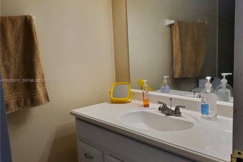 Condo in Hallandale Beach, Florida, 2 bedrooms  № 2068177 - photo 12