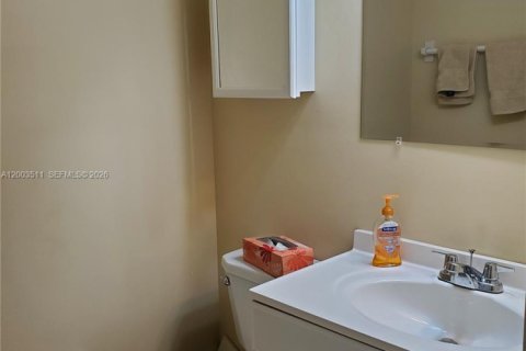 Condo in Hallandale Beach, Florida, 2 bedrooms  № 2068177 - photo 8