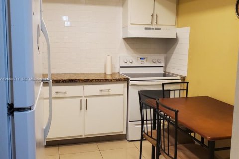 Condo in Hallandale Beach, Florida, 2 bedrooms  № 2068177 - photo 9