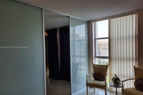 Condo in Hallandale Beach, Florida, 2 bedrooms  № 2068177 - photo 4