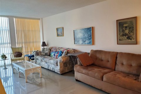 Condo in Hallandale Beach, Florida, 2 bedrooms  № 2068177 - photo 2