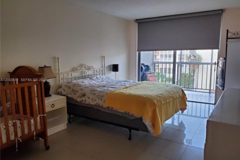 Condo in Hallandale Beach, Florida, 2 bedrooms  № 2068177 - photo 11