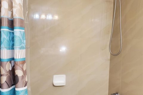 Condo in Hallandale Beach, Florida, 2 bedrooms  № 2068177 - photo 13