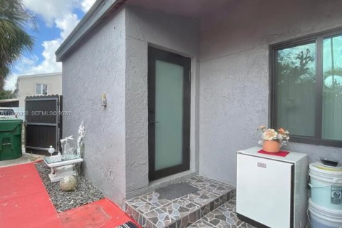 Купить виллу или дом в Майами-Гарденс, Флорида 2 спальни, 81.75м2, № 2043470 - фото 17