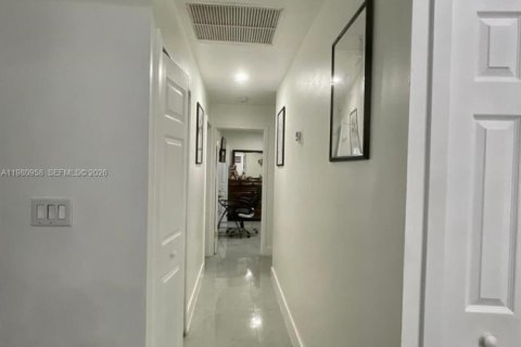 Купить виллу или дом в Майами-Гарденс, Флорида 2 спальни, 81.75м2, № 2043470 - фото 9