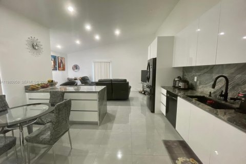 Купить виллу или дом в Майами-Гарденс, Флорида 2 спальни, 81.75м2, № 2043470 - фото 5