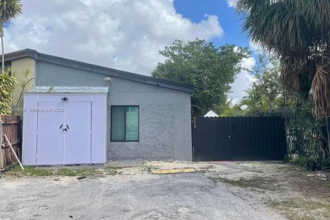 Дом в Майами-Гарденс, Флорида 2 спальни, 81.75м2 № 2043470