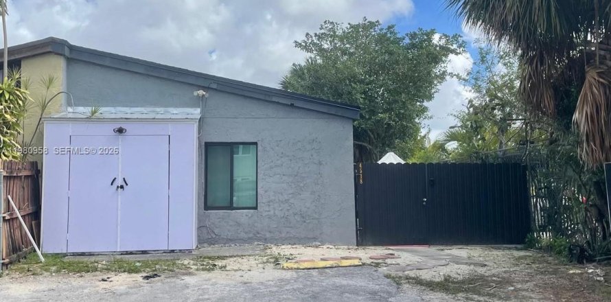 Дом в Майами-Гарденс, Флорида 2 спальни, 81.75м2 № 2043470