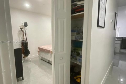 Купить виллу или дом в Майами-Гарденс, Флорида 2 спальни, 81.75м2, № 2043470 - фото 12