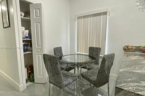 Купить виллу или дом в Майами-Гарденс, Флорида 2 спальни, 81.75м2, № 2043470 - фото 6