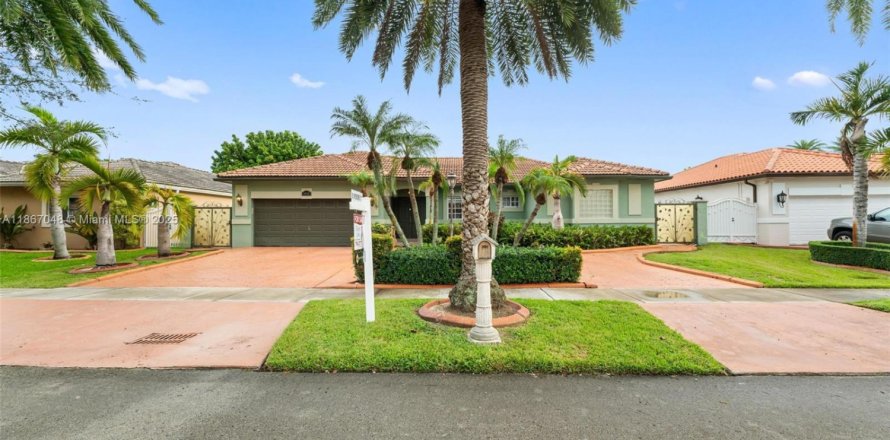 House in Miami Lakes, Florida 3 bedrooms, 186.18 sq.m. № 1896677