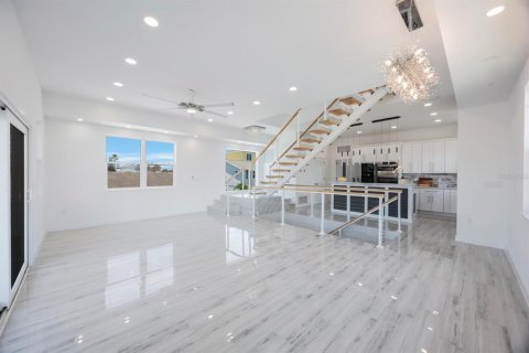 House in Redington Shores, Florida 3 bedrooms, 207.64 sq.m. № 1829998 - photo 10