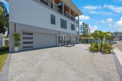 House in Redington Shores, Florida 3 bedrooms, 207.64 sq.m. № 1829998 - photo 3