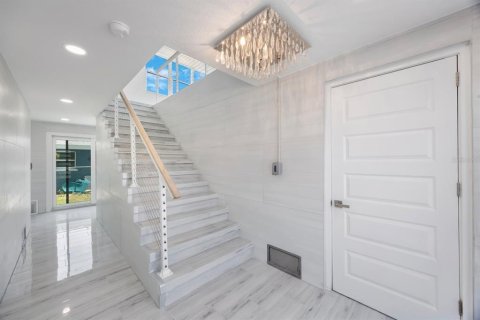 House in Redington Shores, Florida 3 bedrooms, 207.64 sq.m. № 1829998 - photo 8