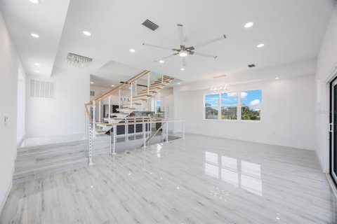 House in Redington Shores, Florida 3 bedrooms, 207.64 sq.m. № 1829998 - photo 11