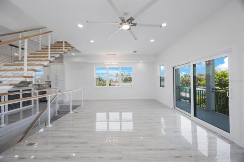 House in Redington Shores, Florida 3 bedrooms, 207.64 sq.m. № 1829998 - photo 12