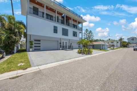 House in Redington Shores, Florida 3 bedrooms, 207.64 sq.m. № 1829998 - photo 2