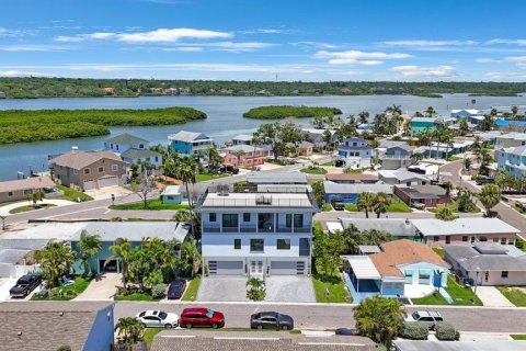 House in Redington Shores, Florida 3 bedrooms, 207.64 sq.m. № 1829998 - photo 6
