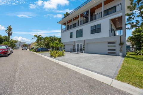 House in Redington Shores, Florida 3 bedrooms, 207.64 sq.m. № 1829998 - photo 1