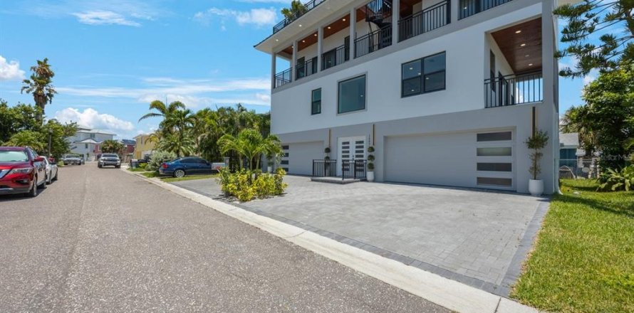 House in Redington Shores, Florida 3 bedrooms, 207.64 sq.m. № 1829998