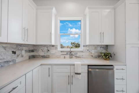 House in Redington Shores, Florida 3 bedrooms, 207.64 sq.m. № 1829998 - photo 20