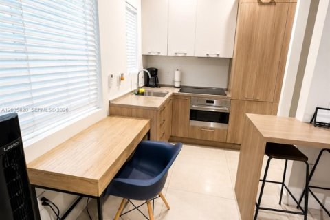 House in Miami, Florida 37.16 sq.m. № 2253779 - photo 8