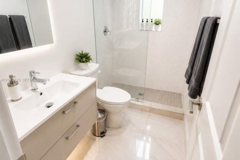House in Miami, Florida 37.16 sq.m. № 2253779 - photo 12