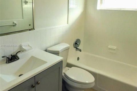 Propiedad comercial en venta en Fort Lauderdale, Florida, 183.95 m2 № 1968761 - foto 16