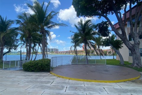 Copropriété à vendre à Miami, Floride: 2 chambres, 103.68 m2 № 1794017 - photo 22