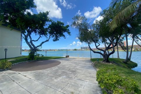 Copropriété à vendre à Miami, Floride: 2 chambres, 103.68 m2 № 1794017 - photo 25
