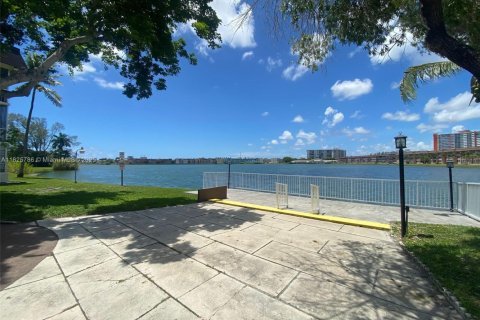 Copropriété à vendre à Miami, Floride: 2 chambres, 103.68 m2 № 1794017 - photo 30