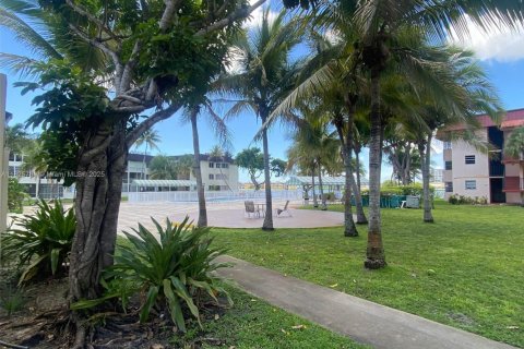 Copropriété à vendre à Miami, Floride: 2 chambres, 103.68 m2 № 1794017 - photo 24