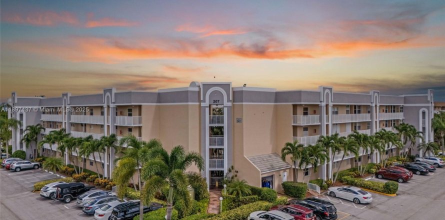 Кондоминиум с 2 спальнями в Санрайз, Флорида № 1949701