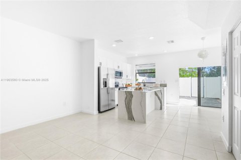 Townhouse in Hialeah, Florida 3 bedrooms, 123.75 sq.m. № 1963721 - photo 10