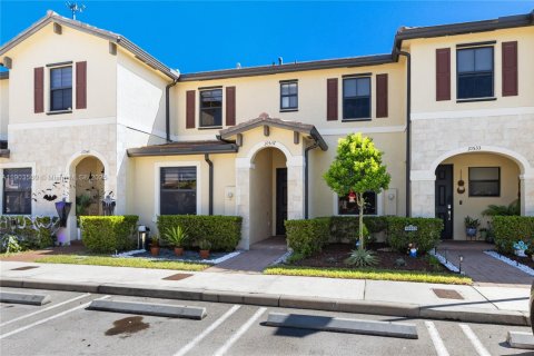 Townhouse in Hialeah, Florida 3 bedrooms, 123.75 sq.m. № 1963721 - photo 2