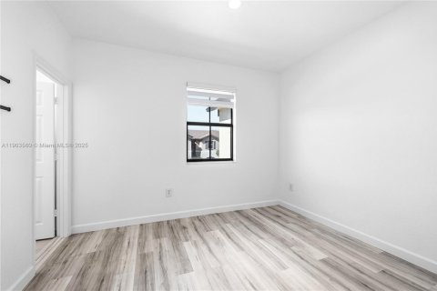 Townhouse in Hialeah, Florida 3 bedrooms, 123.75 sq.m. № 1963721 - photo 21