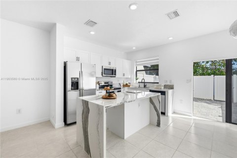 Townhouse in Hialeah, Florida 3 bedrooms, 123.75 sq.m. № 1963721 - photo 15