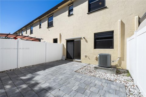 Townhouse in Hialeah, Florida 3 bedrooms, 123.75 sq.m. № 1963721 - photo 19