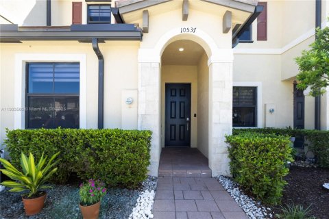 Townhouse in Hialeah, Florida 3 bedrooms, 123.75 sq.m. № 1963721 - photo 5