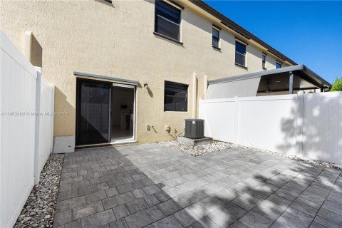 Townhouse in Hialeah, Florida 3 bedrooms, 123.75 sq.m. № 1963721 - photo 18