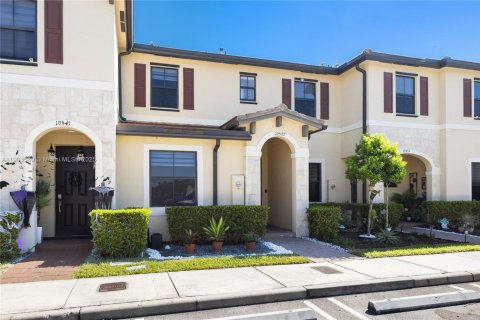 Townhouse in Hialeah, Florida 3 bedrooms, 123.75 sq.m. № 1963721 - photo 4