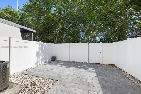Townhouse in Hialeah, Florida 3 bedrooms, 123.75 sq.m. № 1963721 - photo 20