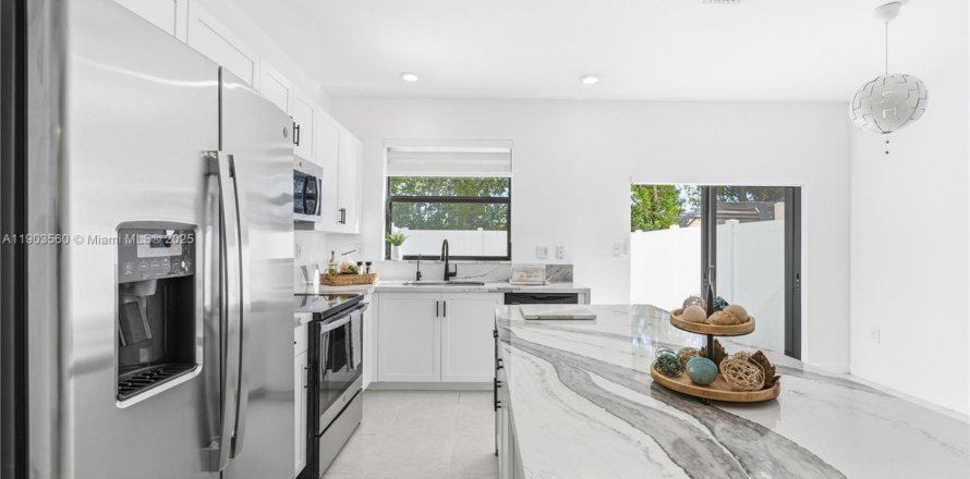 Townhouse in Hialeah, Florida 3 bedrooms, 123.75 sq.m. № 1963721