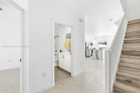 Townhouse in Hialeah, Florida 3 bedrooms, 123.75 sq.m. № 1963721 - photo 8